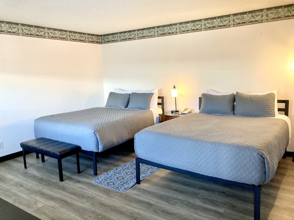 Standard Room, 2 Queen Beds, Non Smoking - Photo 3