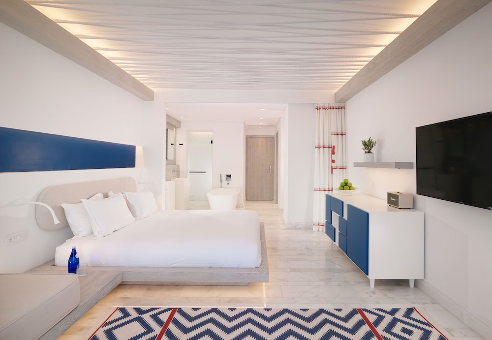 Room (Riviera Retreat)