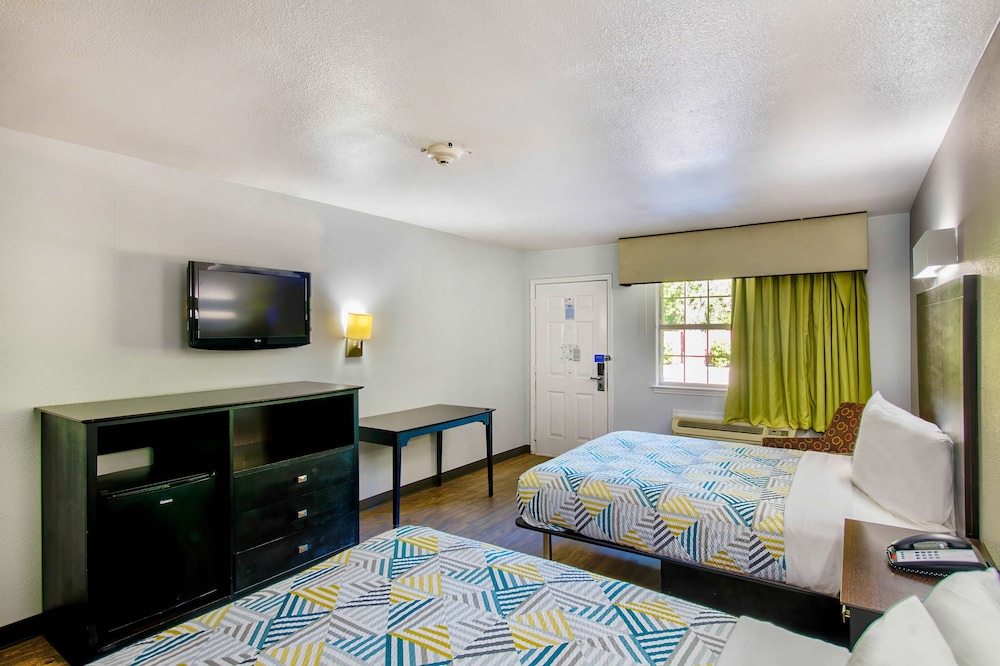 Deluxe Room, Multiple Beds, Accessible, Non Smoking - Photo 3