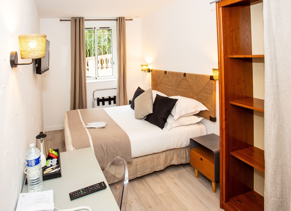 Classic Double Room (Small) - Photo 8