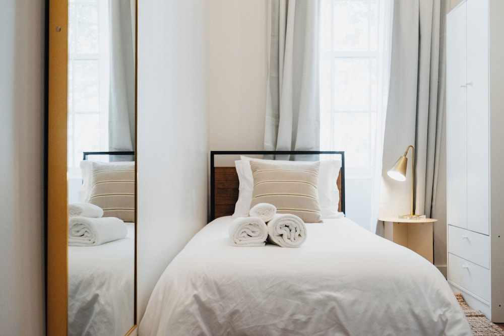 Basic Single Room, 1 Twin Bed, Shared Bathroom photo 2