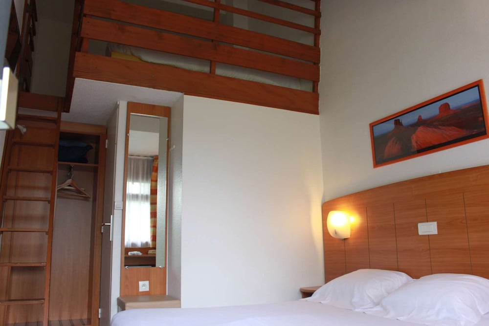 Standard Room, Multiple Beds - Photo 1