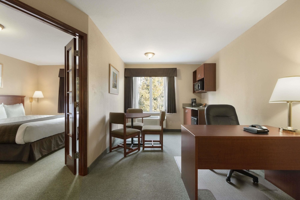 Suite, 1 King Bed, Non Smoking - Photo 4