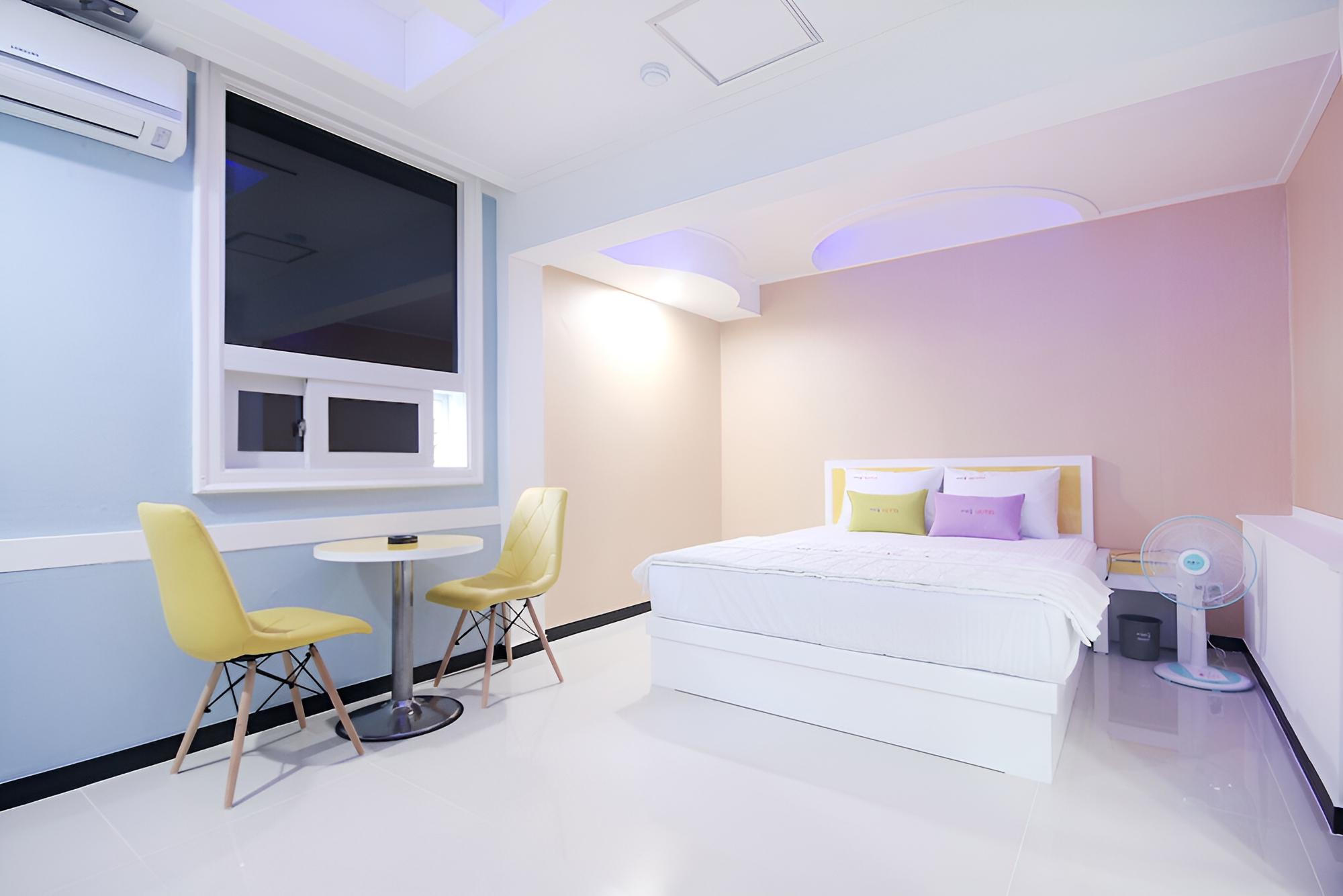 Room (Standard Room A (55-inch TV)) - Photo 2
