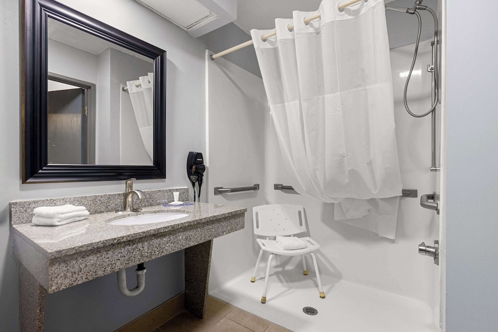 Suite, 1 King Bed, Accessible, Non Smoking - Photo 2