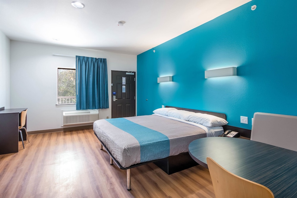 Deluxe Room, 1 King Bed, Non Smoking, Refrigerator & Microwave - Photo 7