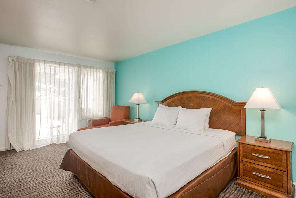 Room, 1 King Bed, Partial Ocean View - Photo 3