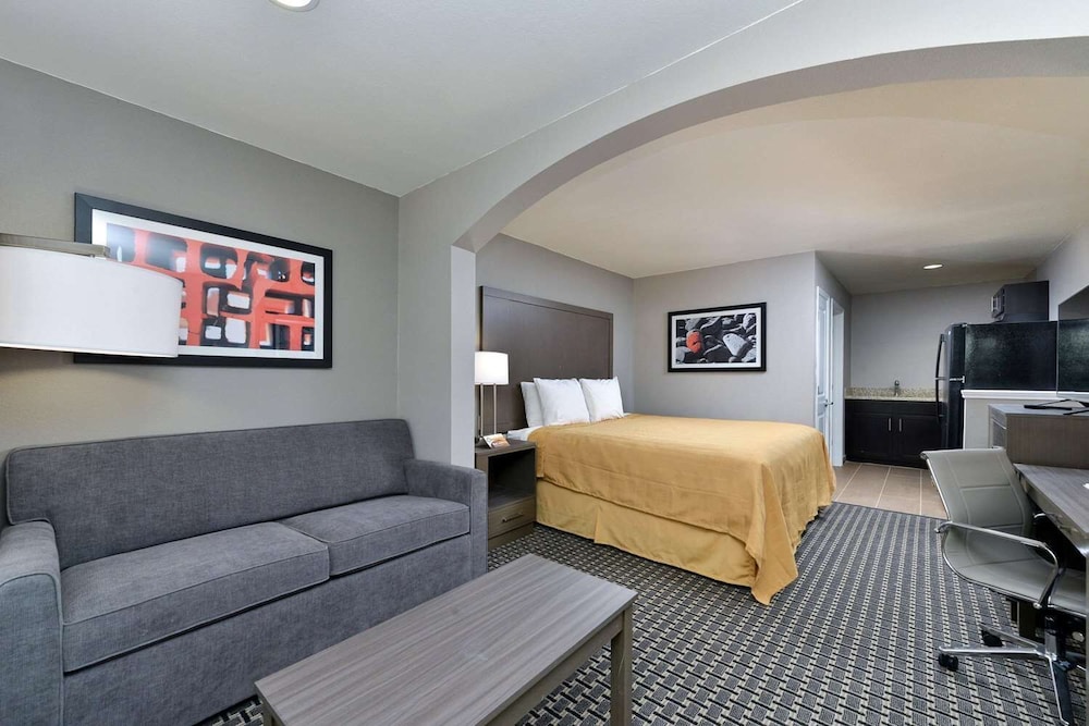 Suite, 2 Queen Beds, Kitchenette photo 3