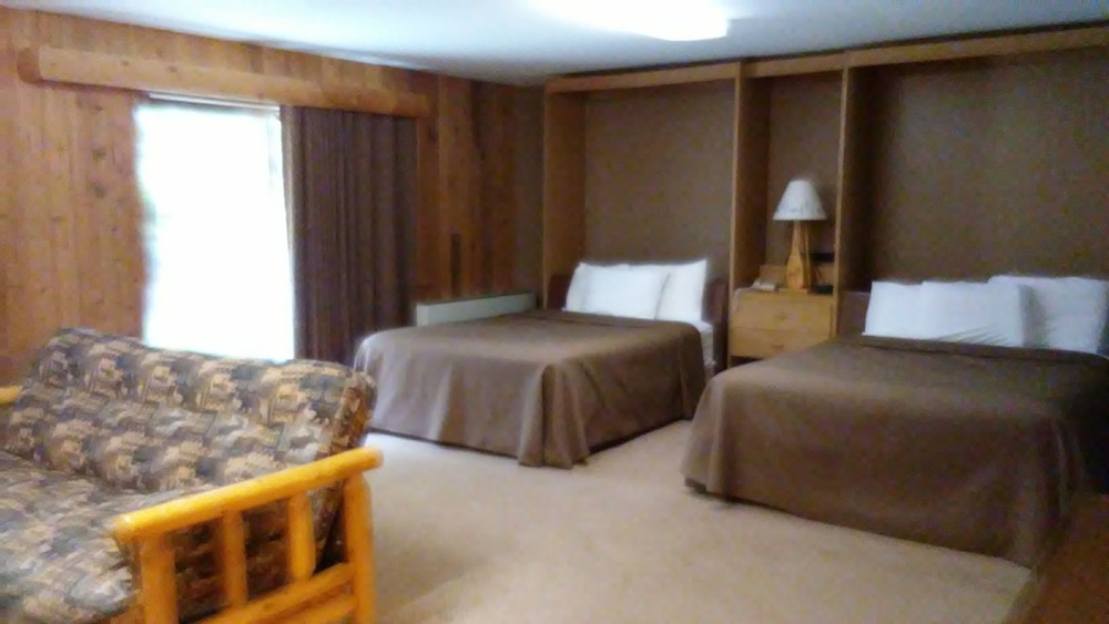 Suite, Multiple Beds, Jetted Tub