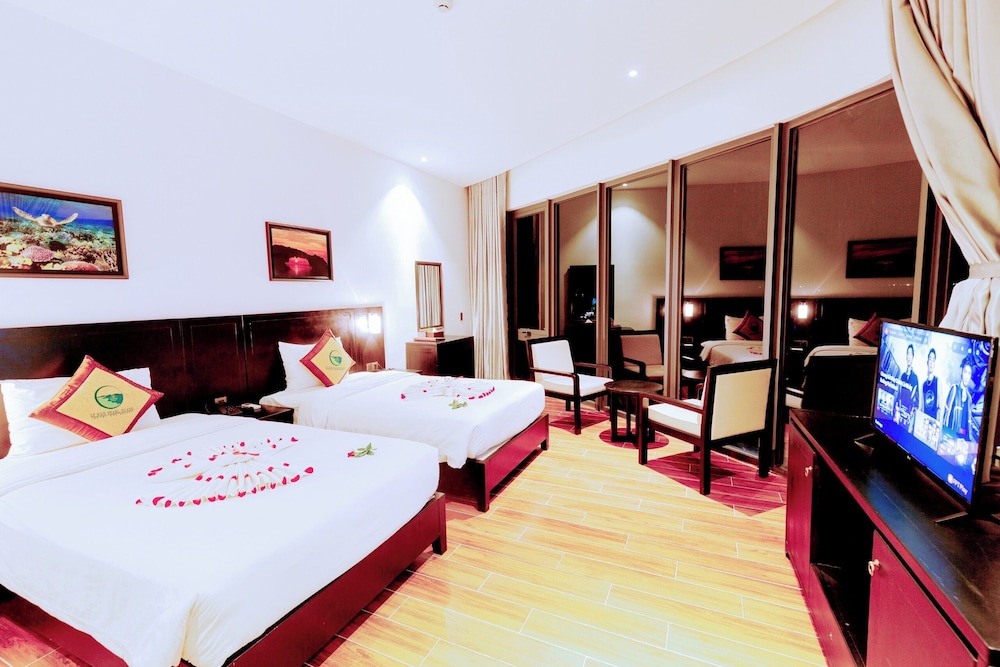 Suite, Ocean View and Mountain View photo 2