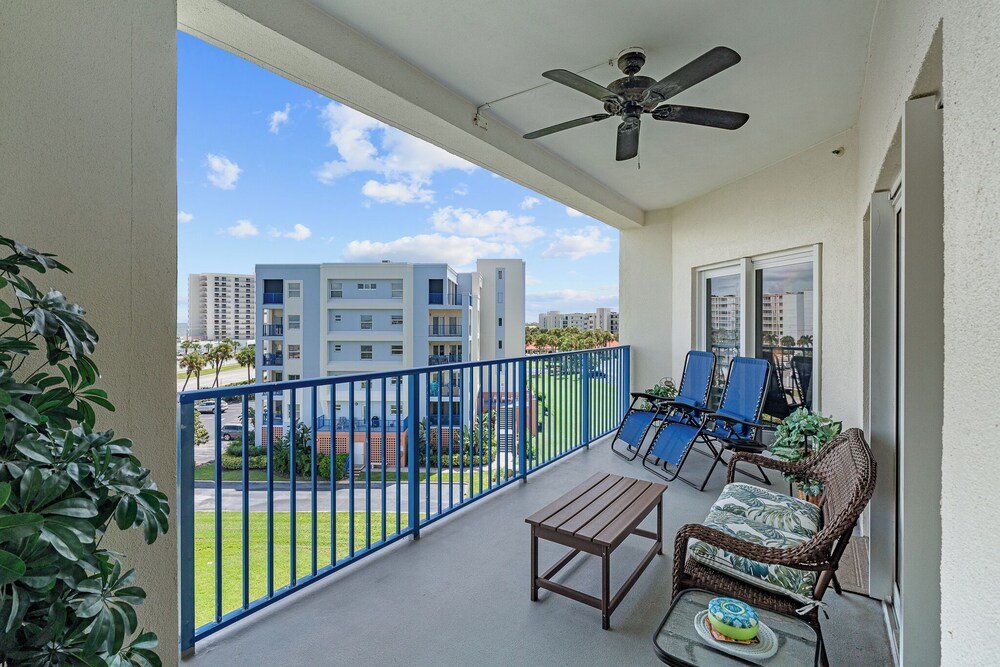 Sunny 3BR Condo Steps to Beach Pool NSB FL, 사진 44