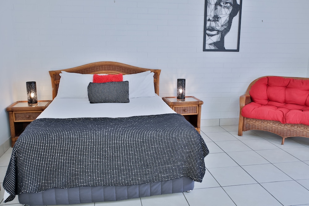 Queen Single with Spa, 1 Queen bed 1 Single bed