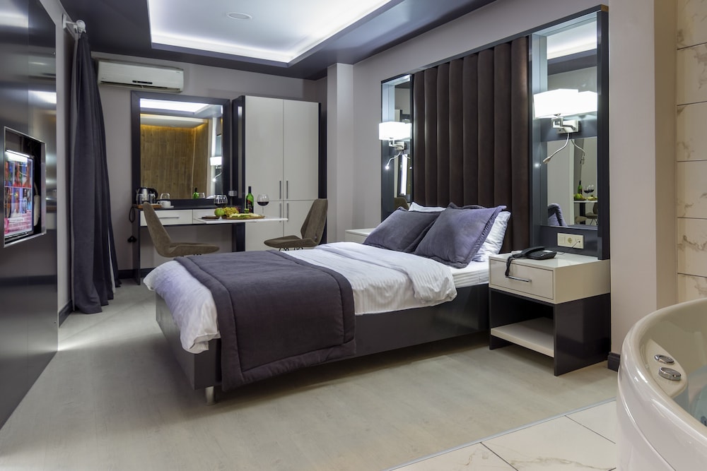 Deluxe Suite, 1 Queen Bed, Jetted Tub photo 3