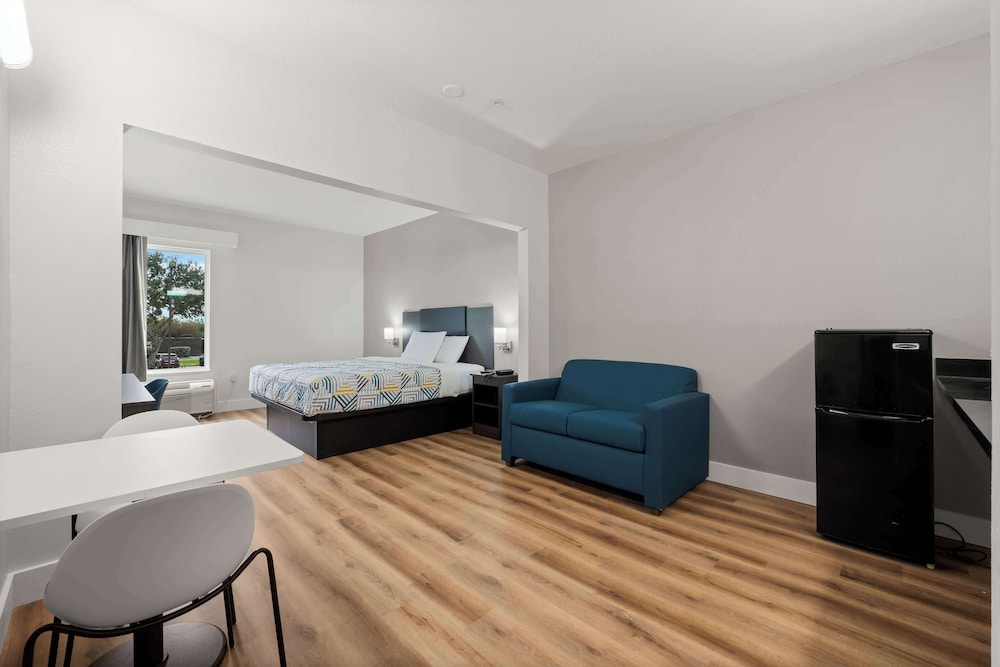 Standard Suite, 1 King Bed, Non Smoking - Photo 3