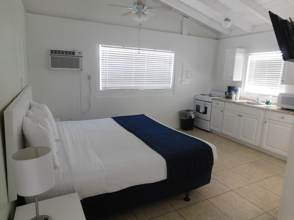 Premium Room, 1 King Bed, Lanai, Lagoon View (Kitchenette) photo 2