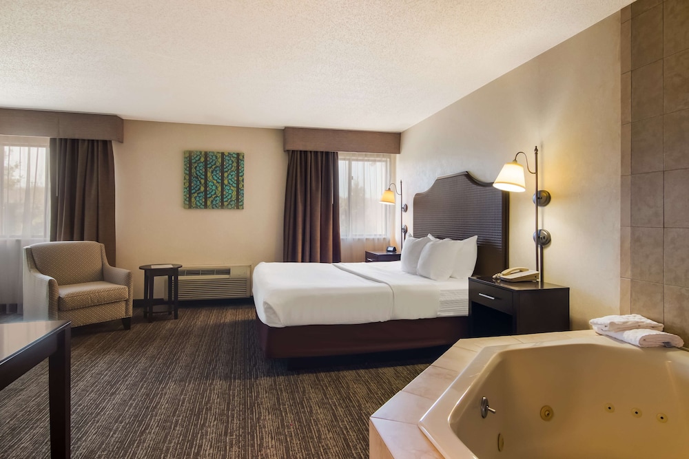 Standard Room, 1 King Bed, Non Smoking, Balcony (Oversized Room) photo 3