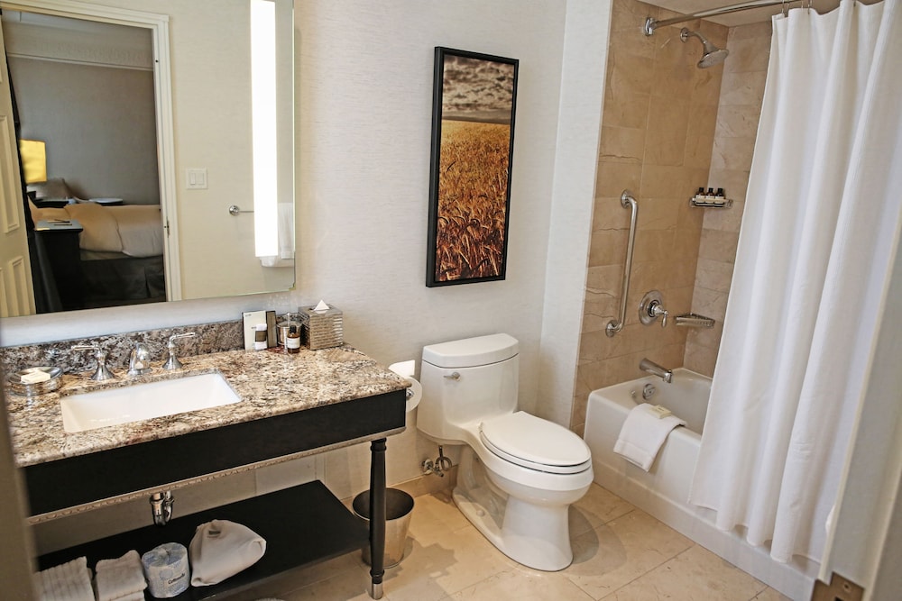 Room, 1 King Bed, Non Smoking (Fairmont Gold King) - Photo 5