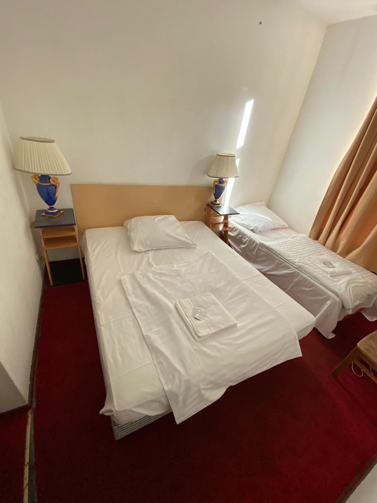 Economy Triple Room photo 2