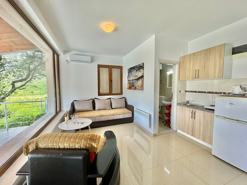 Basic Apartment, Garden View
