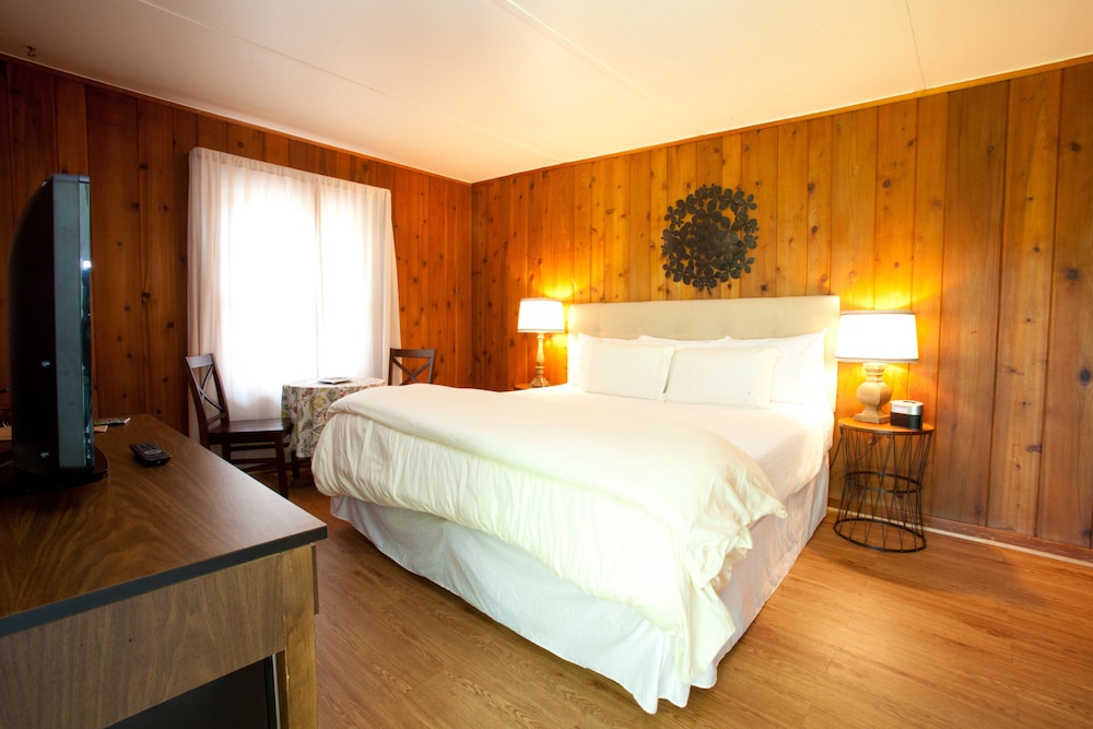Standard Room, 1 King Bed photo 3