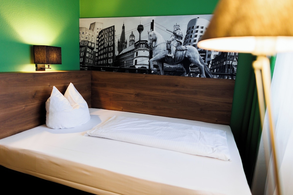 Deluxe Single Room, 1 Queen Bed - Photo 2