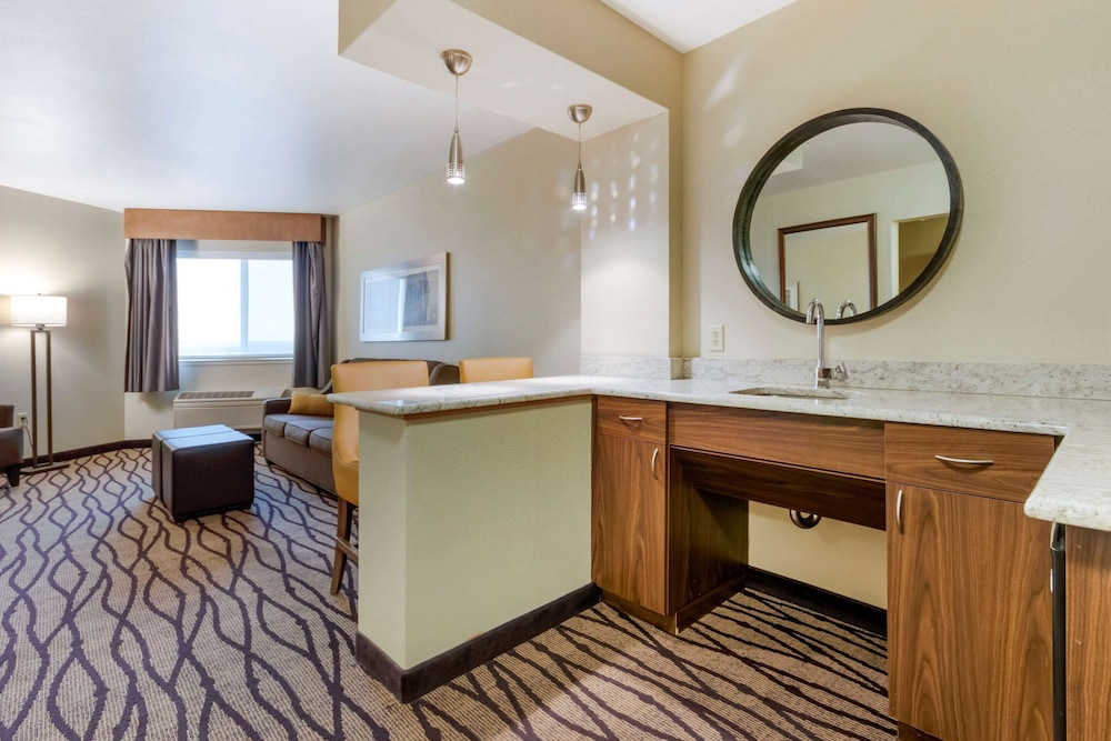 Suite, 1 King Bed, Non Smoking - Photo 1