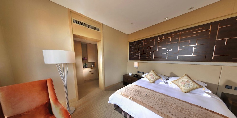 Suite, 1 Bedroom - Photo 2