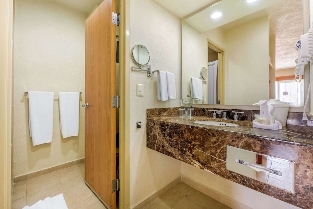 Suite, Non Smoking (2 Rooms, 2 Double beds with Sofa bed) - Photo 7