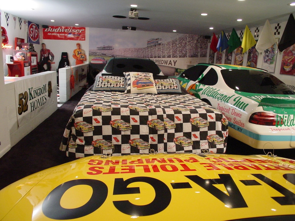 Happy Days Themed Suite with One king size bed Room Jaccuzi, Smoking photo 1
