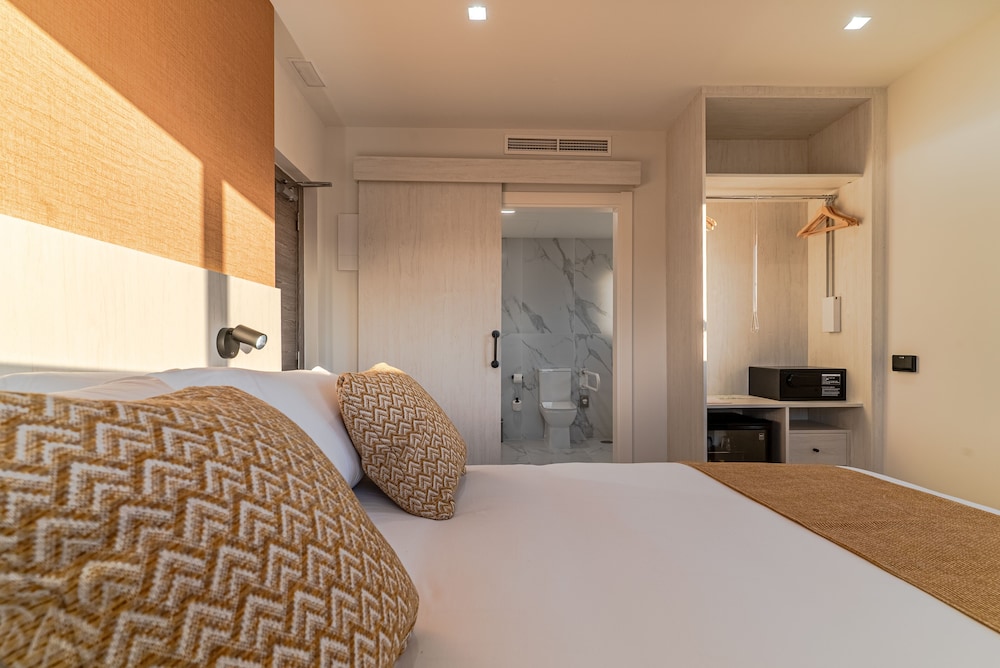 Deluxe Room, 1 Double Bed, Accessible (Hearing) - Photo 2