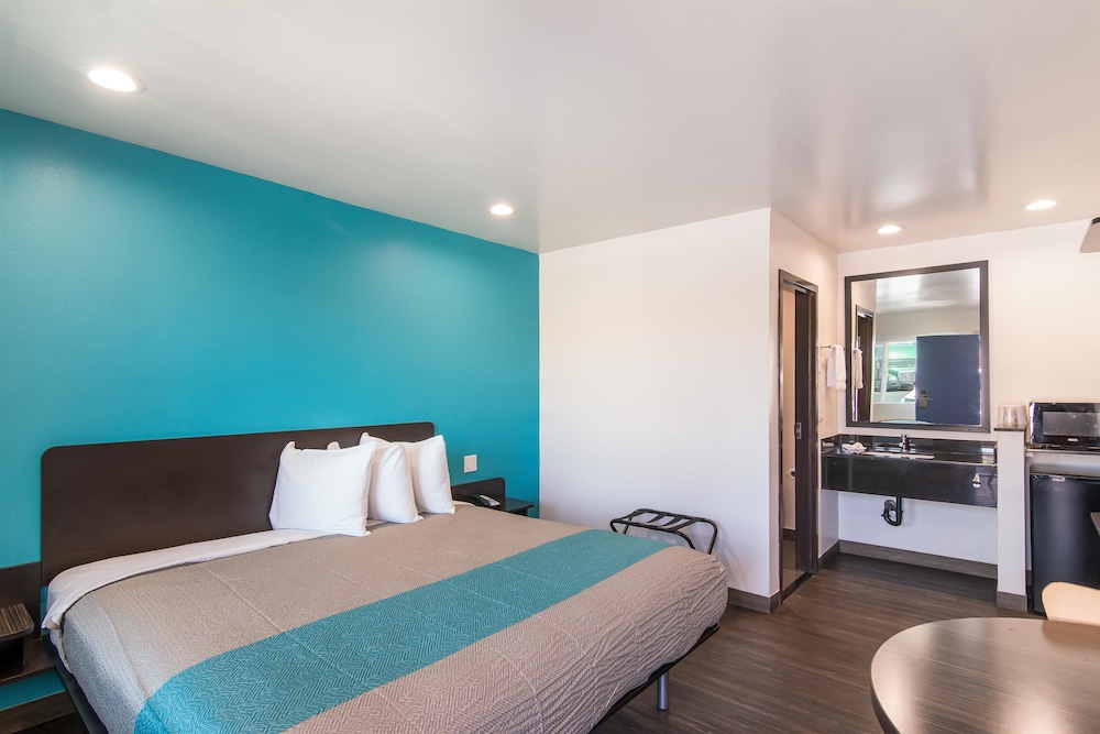 Deluxe Suite, 1 King Bed, Non Smoking, Refrigerator & Microwave - Photo 6