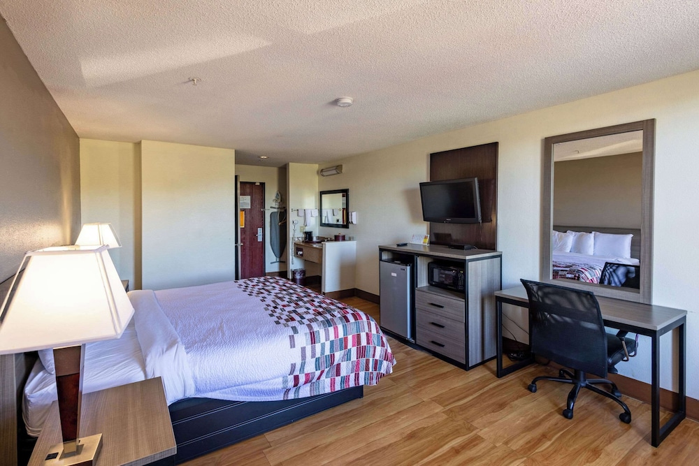 Standard Room, 1 King Bed, Non Smoking - Photo 12