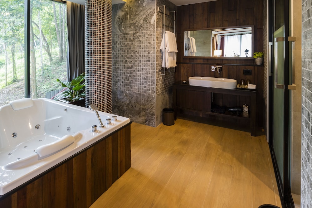 Premium Suite Pool Access photo 3