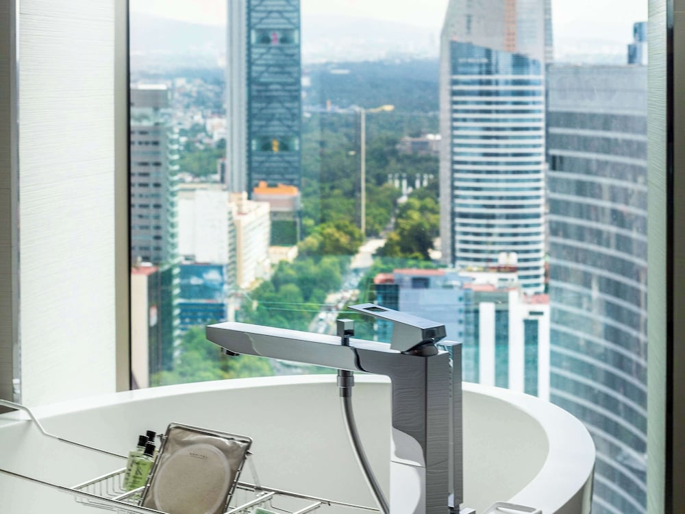 Junior Suite, 1 King Bed, Club Lounge Access, Executive Level (Angel of Independence view)