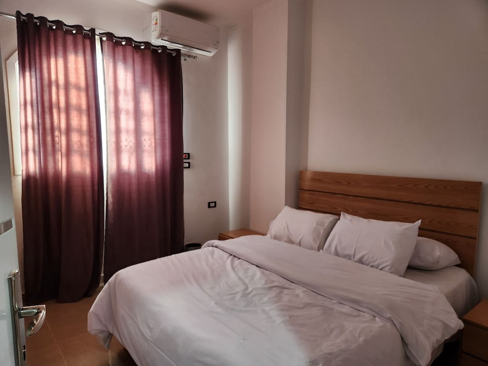 Deluxe Room, 1 King Bed photo 2