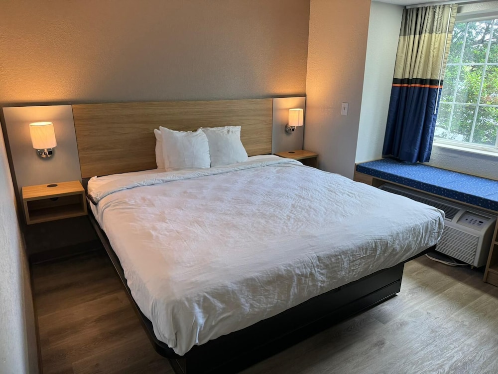 Room, 1 King Bed, Non Smoking photo 1