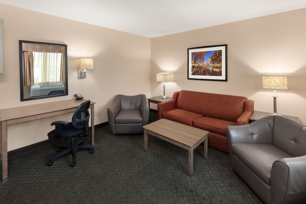 Suite, 1 King Bed, Non Smoking - Photo 5