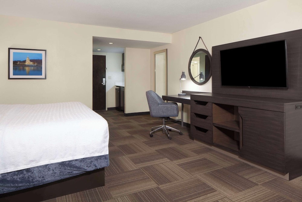 Room, 1 King Bed, Accessible (Mobility & Hearing, Roll-in Shower) - Photo 4