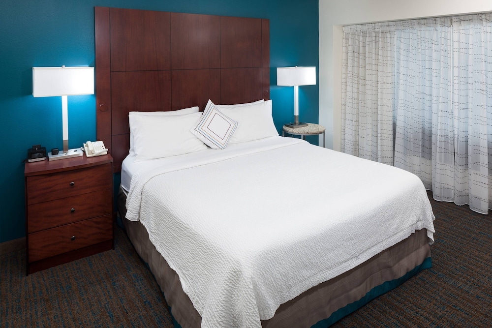 Studio, 1 King Bed with Sofa bed, Balcony (Mobility/Hearing Accessible, Tub) - Photo 2