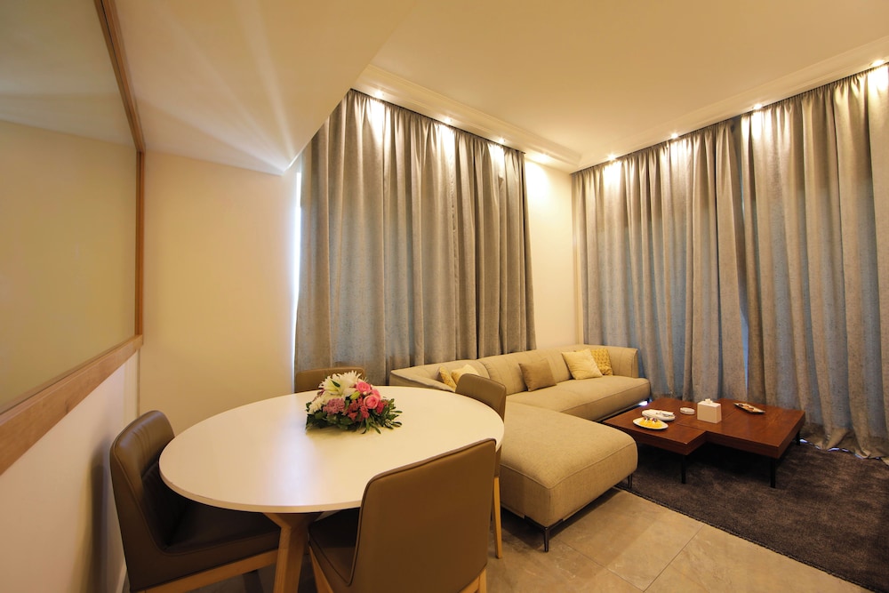 Panoramic Suite, 1 King Bed - Photo 2