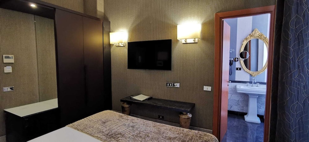 Standard Double Room Single Use thumbnail 5