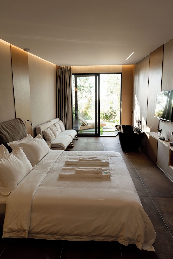 Deluxe Studio Suite, Bathtub, Sea View