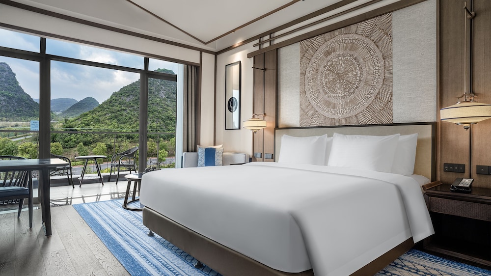 Deluxe King Room - Mountain View photo 1