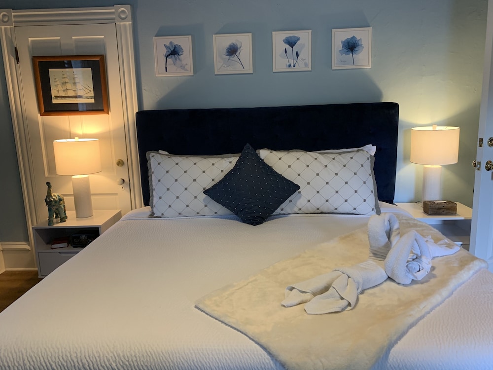 Luxury Suite, 1 King Bed, Balcony