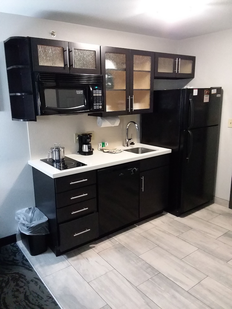Suite, 1 Bedroom, Accessible Bathtub (Communications, Mobility) - Photo 4
