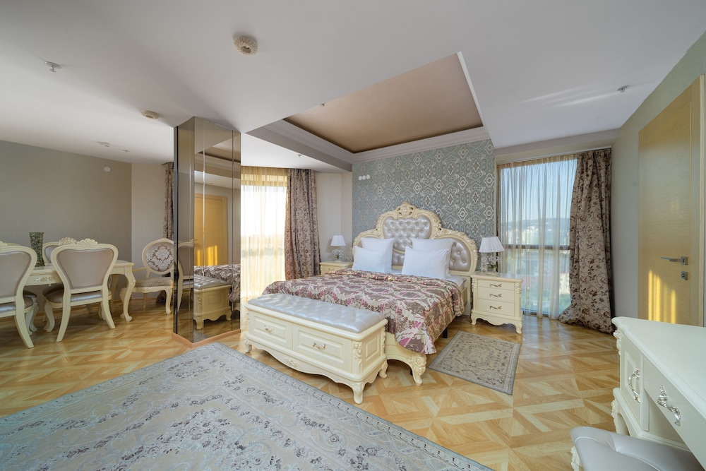 Royal Apartment, Balcony