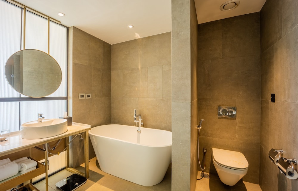 Premium Room, 1 King Bed, Balcony - Photo 4