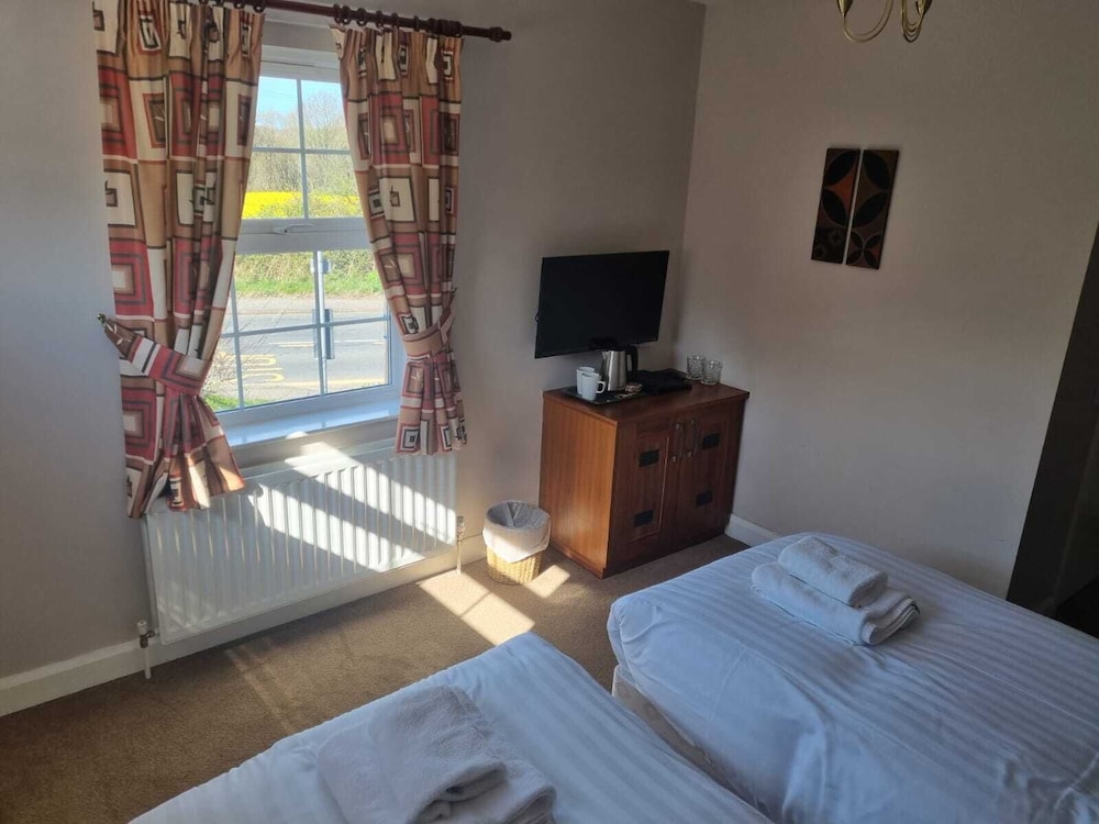Classic Twin Room, Private Bathroom