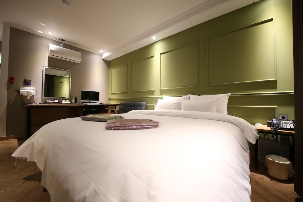 Deluxe Room - Photo 12