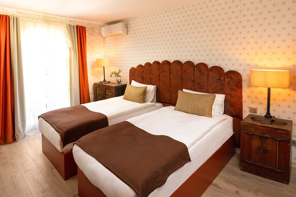 Deluxe Room - Photo 5